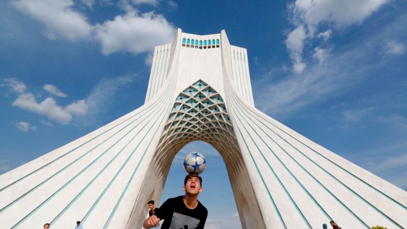  Un Iranien montre ses talents de footballeur près de la tour Azadi à Téhéran, capitale de l'Iran, le 6 avril 2018.   Photo ATTA KENARE/AFP/Getty Images;