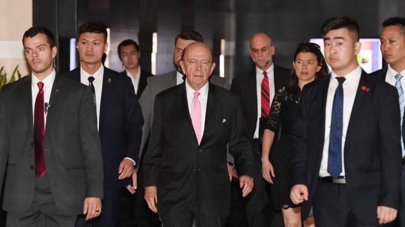 Le secrétaire américain au Commerce Wilbur Ross quitte un hôtel à Pékin le 2 juin 2018. - Le secrétaire américain au Commerce, Wilbur Ross, est arrivé à Beijing le 2 juin pour des négociations visant à apaiser les craintes d'une guerre commerciale entre les deux pays.  Photo par Greg photo GREG BAKER / AFP / Getty Images.