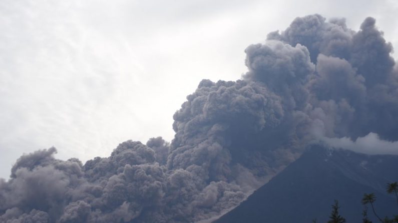 Le volcan Fuego en éruption, vu de la municipalité d'Alotenango, département de Sacatepequez, à environ 65 km au sud-ouest de la ville de Guatemala, le 3 juin 2018.  Photo ORLANDO ESTRADA / AFP / Getty Images.