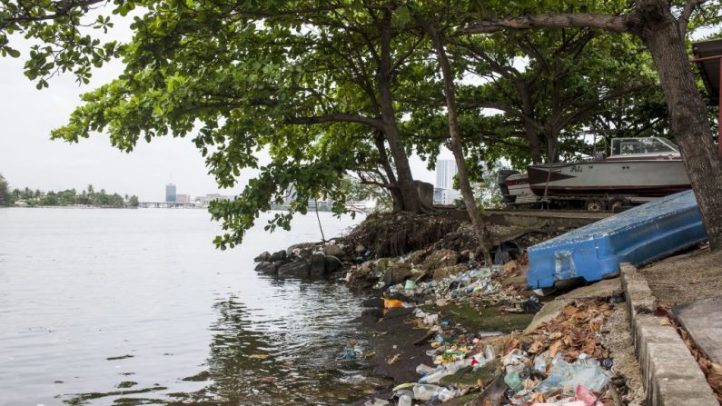 Des bouteilles en plastique, des conteneurs et autres déchets vus sur la lagune du Lagos l'une des jetées du front de mer le 2 juin 2018. STEFAN HEUNIS/AFP/Getty Images)