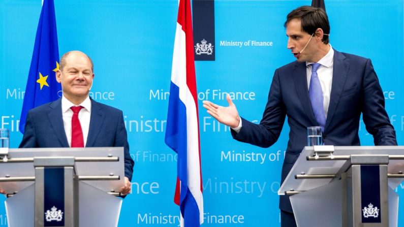 Le ministre des Finances allemand Olaf Scholz (à gauche) et le ministre néerlandais des Finances Wopke Hoekstra donnent une conférence de presse lors de leur réunion au ministère des Finances à La Haye le 4 juin 2018. Photo JERRY LAMPEN / AFP / Getty Images.