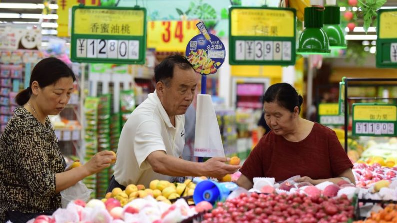 Les gens achètent dans un supermarché le 9 juin 2018 à Fuyang, province de l'Anhui en Chine. L'indice des prix à la consommation (IPC) de la Chine a augmenté de 1,8% en mai de l'année dernière. Photo VCG via Getty Images