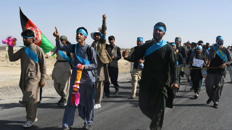Des dizaines de manifestants afghans parcourent des centaines de kilomètres à travers le pays déchiré par la guerre pour exiger la fin du conflit de près de 17 ans. Photo ZAKERIA HASHIMI / AFP / Getty Images.