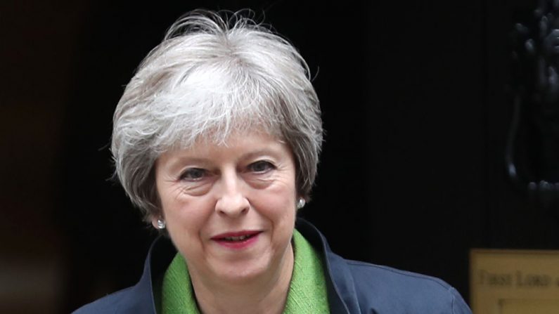    Le premier ministre britannique Theresa May quitte le 10 Downing Street dans le centre de Londres le 12 juin 2018.   Photo DANIEL LEAL-OLIVAS/AFP/Getty Images.