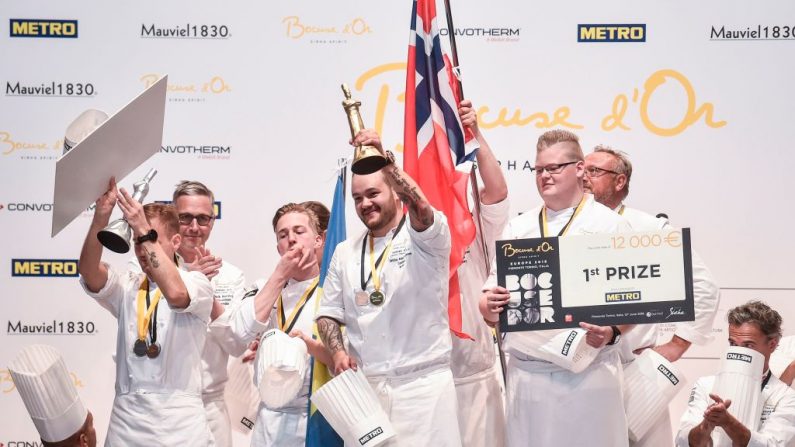 Le chef norvégien Christian Andre Pettersen remporte le premier trophée avec ses coéquipiers sur le podium du concours culinaire international Bocuse d'Or Europe le 12 juin 2018 à Turin. Photo MARCO BERTORELLO/AFP/Getty Images.