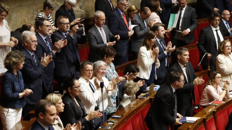 Certains députés français applaudissent après que l'Assemblée nationale ait voté la réforme SNCF des chemins de fer à l'Assemblée nationale française, à Paris, le 13 juin 2018. Photo FRANCOIS GUILLOT/AFP/Getty Images.