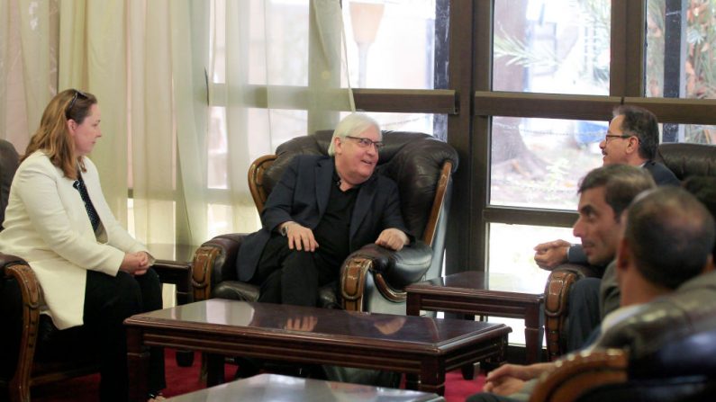 Martin Griffiths, l'envoyé spécial des Nations Unies pour le Yémen, écoute Faisal Amin Abu-Rass, le sous-secrétaire du ministère des Affaires étrangères du gouvernement Huthi, à son arrivée à l'aéroport international de Sanaa le 16 juin 2018. Photo MOHAMMED HUWAIS / AFP / Getty Images.