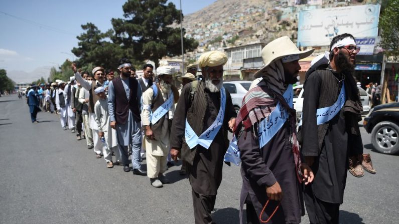Le 18 juin 2018. Des militants de la paix afghane demandent la fin de la guerre alors qu'ils arrivent à Kaboul. Des dizaines de manifestants de la paix sont arrivés à Kaboul le 18 juin après avoir parcouru des centaines de kilomètres à travers les talibans pour mettre fin à la guerre. Photo WAKIL KOHSAR / AFP / Getty Images.