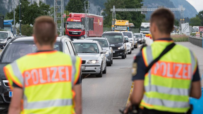 18 JUIN : La police fédérale allemande contrôle les voitures arrivant d'Autriche sur l'autoroute A93 près de la frontière germano-autrichienne. Photo par Lennart Preiss / Getty Images.