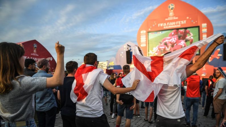 Les fans britanniques manifestent leur joie après un but marqué contre la Tunisie lors du tournoi FIFA, dans la ville de Kaliningrad le 18 juin 2018. Photo OZAN KOSE / AFP / Getty Images.