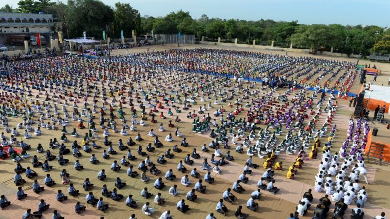 Les étudiants indiens participent à un stage de yoga à Hyderabad le 20 juin 2018, avant la Journée internationale du yoga célébrée chaque année le 21 juin; Photo NOAH SEELAM/AFP/Getty Images.