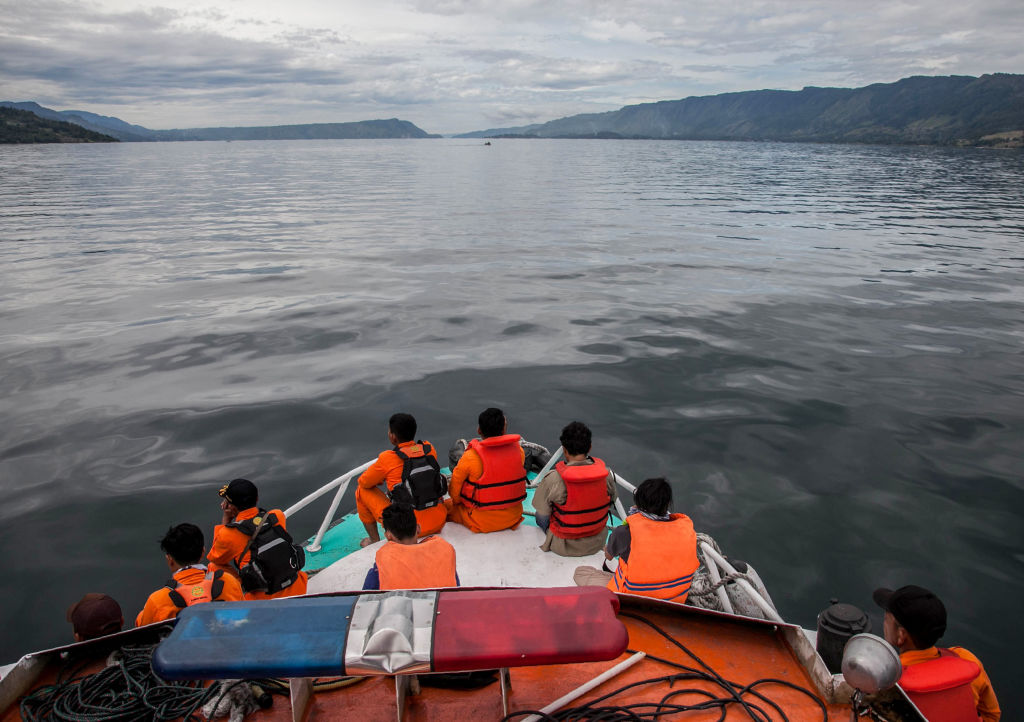 Indonésie: le bateau naufragé repéré au fond du lac volcanique
