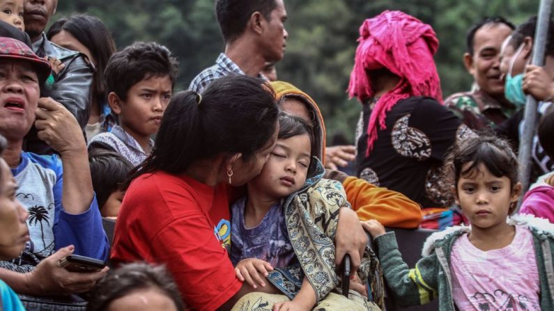 Le 22 juin 2018, Les membres des familles des disparus se sont rassemblés et attendent les équipes de secours à la recherche de passagers disparus au port de ferry de Lake Toba, dans la province de Sumatra Nord. Photo IVAN DAMANIK / AFP / Getty Images.