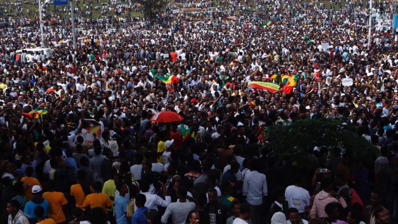 Les Ethiopiens se sont rassemblés sur la place Meskel à Addis Abeba le 23 juin 2018, rassemblement organisé par le Premier ministre Abiy Ahmed. Une petite explosion a déclenché la panique lors de ce meeting. Photo YONAS TADESE / AFP / Getty Images.