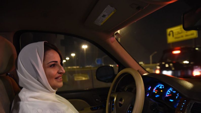 Samar Almogren, saoudienne, conduit sa voiture dans les rues de Riyad pour la première fois juste après minuit. Photo FAYEZ NURELDINE/AFP/Getty Images.