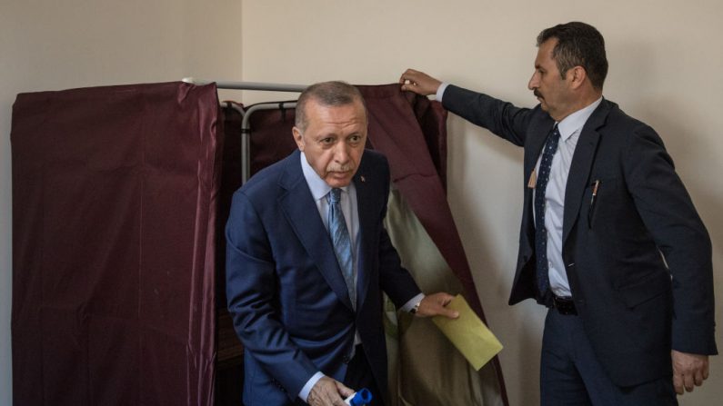 Le président turc Tayyip Erdogan sort de l’isoloir du bureau de vote il a voté aux élections législatives et présidentielles du 24 juin 2018 à Istanbul, en Turquie. Photo par Chris McGrath / Getty Images.