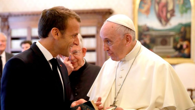 Le président français Emmanuel Macron  échange des cadeaux avec le pape François à l'issue d'une audience privée au Vatican le 26 juin 2018. Crédit photo: Alessandra Tarantino / AFP / Getty Images.