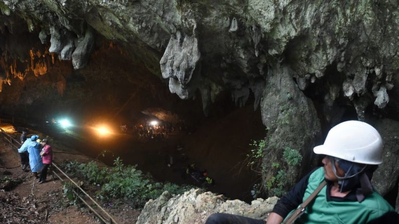 La recherche désespérée des 12 enfants et de leur entraîneur de football piégés depuis le 23 juin dans une grotte inondée dans le nord de la Thaïlande se poursuit. Photo LILLIAN SUWANRUMPHA / AFP / Getty Images.