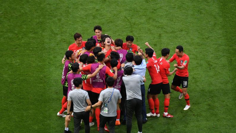 27 juin : Les joueurs coréens célèbrent l'ouverture du score lors du match du groupe F de la Coupe du Monde de la FIFA 2018 entre la République de Corée et l'Allemagne à Kazan Russie. (Photo Shaun Botterill / Getty Images