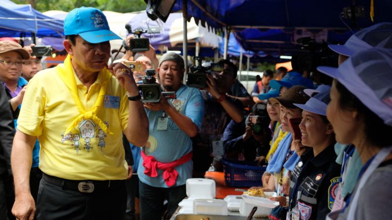 Le Premier ministre thaïlandais Prayut Chan-O-Cha vérifie la nourriture fournie aux sauveteurs. 12 garçons et de leur entraîneur de football qui ont disparu après que les pluies de mousson aient bloqué l'entrée principale. Photo Linh Pham/Getty Images.