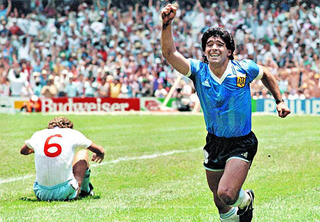 Diego Maradona match contre l'Angleterre en 1986 après le but du siècle. Photo de Dani Yako de Wikipédia