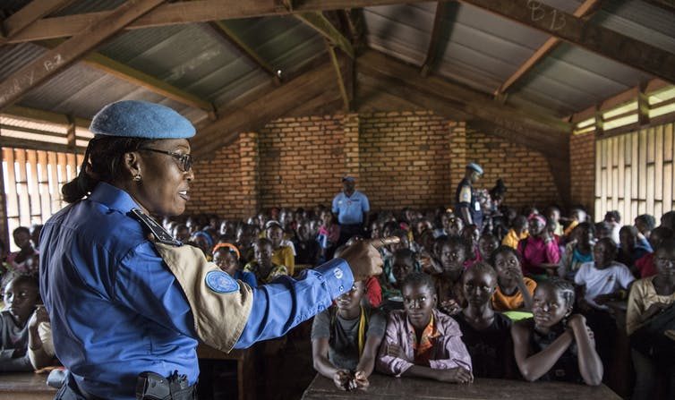 Des agents des Nations Unies organisant des sensibilisations à l'éducation sexuelle dans une école de Bangui. (UN Police (UNPOL) , CC BY-NC)