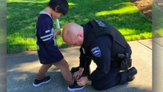 Deux officiers offrent une sucette glacée et une nouvelle paire de chaussures à un enfant aux pieds nus et ensanglantés