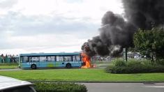 Partis pour une journée paisible en autocar, le chauffeur sauve ses 41 passagers des flammes
