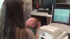 Ce bébé entend la voix de ses parents pour la première fois… sa réaction est inestimable lorsque sa mère lui dit ‘Allô, mon chéri’