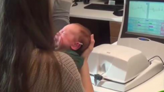 Ce bébé entend la voix de ses parents pour la première fois – Sa réaction est inestimable lorsque la mère dit « Hé, mon bonhomme »