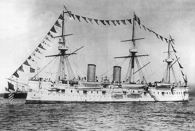 Le Dimitri Donskoï prend part à la guerre russo-japonaise de 1904-1905, il est sabordé à la bataille de Tsushima le 28 mai 1905.Photo archives navire russe Wikipédia.

