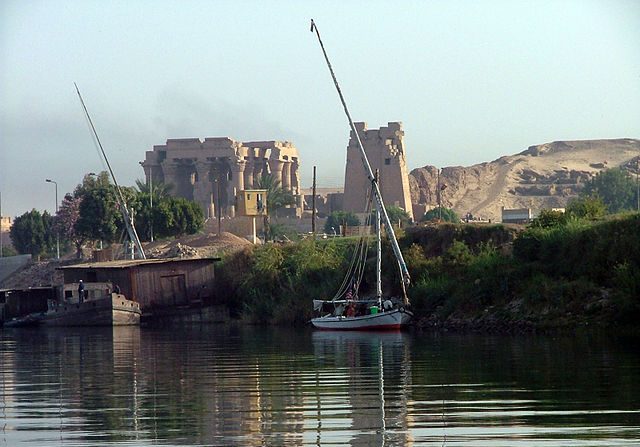 Photo wikipédia une vue sur Ombo Kom, avec une vue sur le Nil
