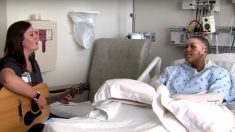 Un membre du personnel de l’hôpital joue une reprise de chanson étonnante et aide une femme qui a souffert de terribles brûlures à guérir