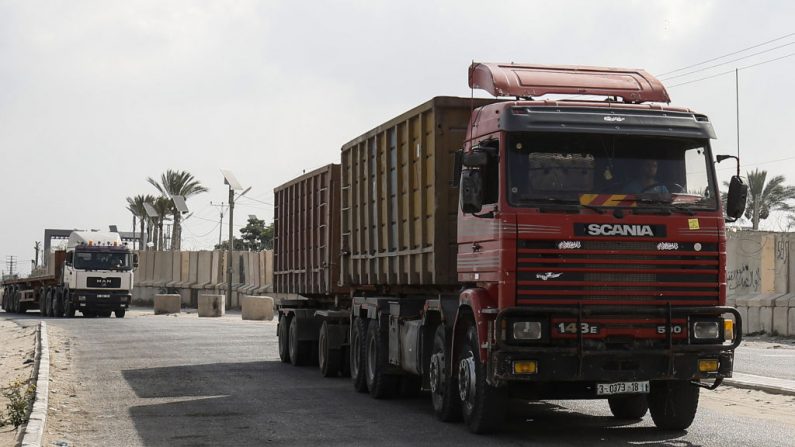 Le 17 juillet 2018. Des camions sont vus à la porte du passage de Kerem Shalom, principal point de passage des marchandises entrant dans Gaza, dans la ville de Rafah. Israël a renforcé son blocus de la bande de Gaza après que des dizaines de cerfs-volants ont transporté des bombes incendiaires à travers la frontière pour brûler des terres agricoles israéliennes. Photo SAID KHATIB / AFP / Getty Images.