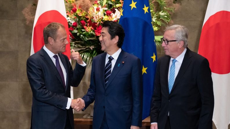 Le Premier ministre japonais Shinzo Abe serre la main du président du Conseil européen Donald Tusk, le président de la Commission européenne Jean-Claude Juncker se trouve au bureau du Premier ministre à Tokyo le 17 juillet 2018. Photo MARTIN BUREAU / AFP / Getty Images.