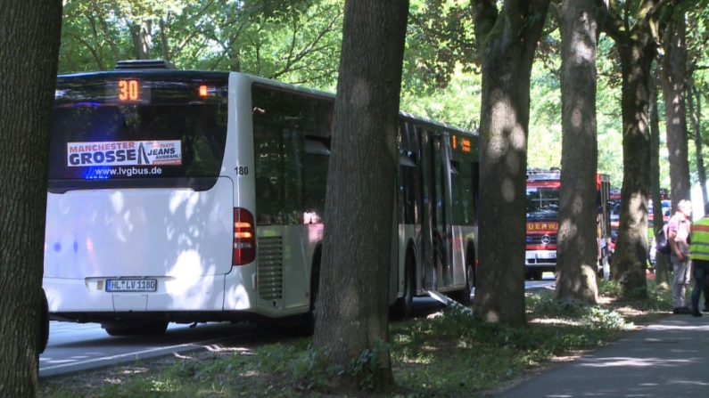 Le 20 juillet 2018. Un homme armé d'un couteau a attaqué plusieurs personnes qui ont été blessées. Un bus de service public au nord de l'Allemagne, il se dirigeait vers Travemuende, une plage populaire Près de la ville de Lübeck. Photo dpa / AFP) / Allemagne OUT/ Getty Images.