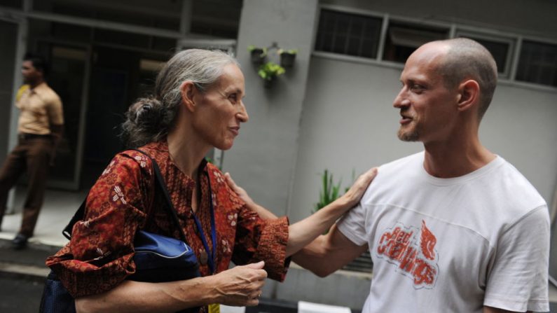 Photo prise le 19 avril 2011, le Français Michel Blanc emprisonné fait ses adieux à sa mère Hélène dans la zone de réception des visiteurs de la prison de Cipinang à Jakarta. Photo ROMEO GACAD / AFP / Getty Images.