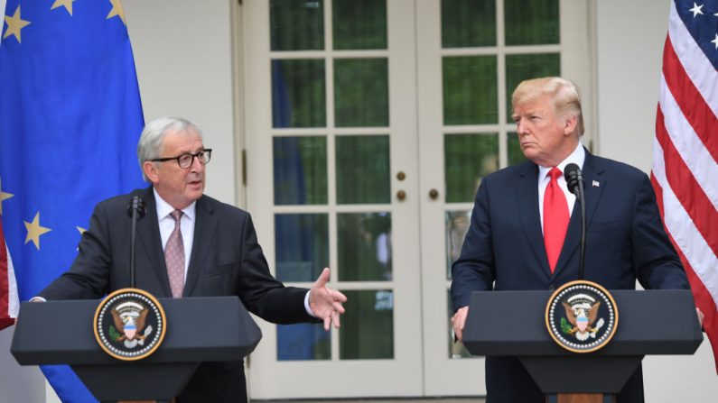 Le président américain Donald Trump et le président de la Commission européenne, Jean-Claude Juncker  font une déclaration dans la roseraie de la Maison-Blanche à Washington le 25 juillet 2018. Photo SAUL LOEB / AFP / Getty Images.
