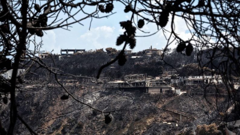 Les propriétés brûlées d'une falaise de la station balnéaire de Mati, dans l'est de l'Attique, sont photographiées le 27 juillet 2018 après les incendies meurtriers à l'est d'Athènes qui ont fait au moins 87 morts. Photo LOUISA GOULIAMAKI / AFP / Getty Images.