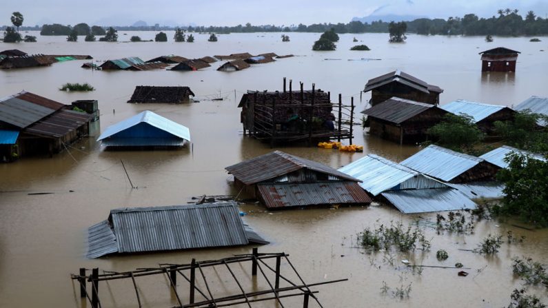 Une vue générale montre des maisons submergées par les inondations à Hpa-an, État Karen
Le 28 juillet 2018. Les inondations ont forcé des milliers de personnes à quitter leur domicile dans le sud-est du Myanmar, a déclaré la police locale. Photo SAW KYAW SAN OO / AFP / Getty Images.
