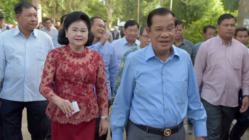 Le Premier ministre cambodgien et chef du Parti populaire cambodgien Hun Sen et son épouse Bun Rany arrivent à un bureau de vote lors des élections législatives dans la province de Kandal, à l'extérieur de Phnom Penh, le 29 juillet. 2018. Photo TANG CHHIN SOTHY / AFP / Getty Images.