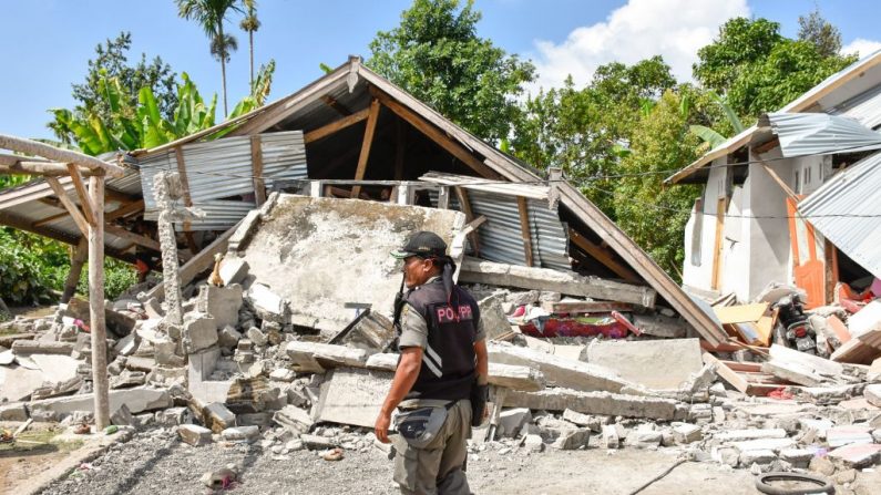 Le 29 juillet 2018. Un puissant tremblement de terre sur l'île touristique indonésienne de Lombok a tué au moins 10 personnes, blessé des dizaines et endommagé des centaines de maisons. Photo AULIA AHMAD / AFP / Getty Images.