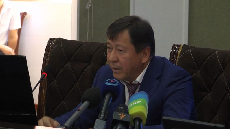 Le ministre de l'Intérieur Ramazon Hamro Rahimzoda lors d'une conférence de presse à Douchanbé le 30 juillet 2018, après que quatre touristes, dont deux Américains, ont été tués au Tadjikistan SHODMON KHOLOV / AFP / Getty Images.
