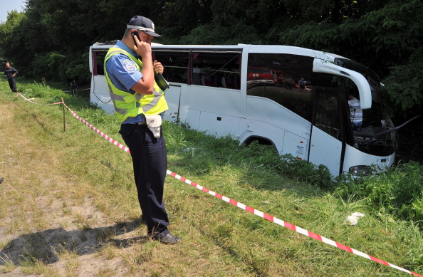 Des secouristes ukrainiens et des experts de la police examinent le site d'un accident de bus. Photo GENYA SAVILOV / AFP / Getty Images.