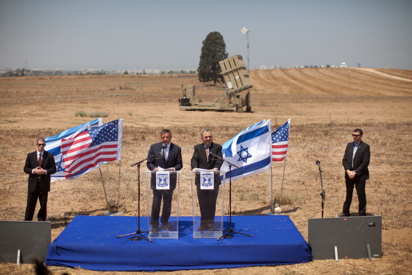 Le ministre israélien de la Défense Ehud Barak et le secrétaire américain à la Défense Leon Panetta lors d'une conférence de presse, sur le site de lancement du système de défense. Le dôme de fer a été conçu pour intercepter et détruire les obus à courte portée et les roquettes. Photo par Uriel Sinai / Getty Images.