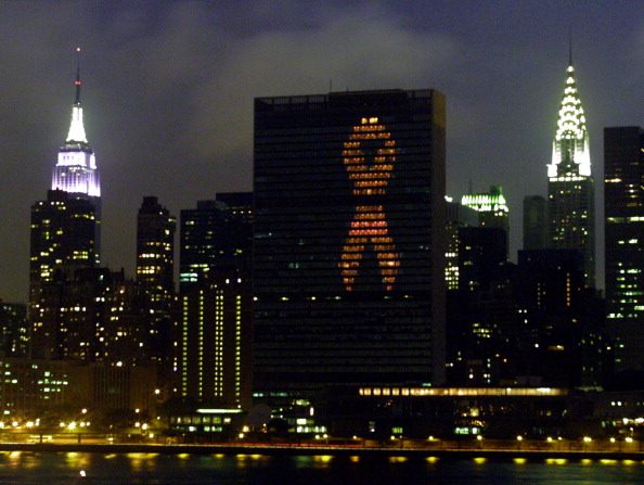 Un ruban rouge du sida est arboré dans le bâtiment du Secrétariat des Nations Unies à New York. Le ruban est une révélation visuelle de la session spéciale de l'Assemblée générale des Nations Unies sur le VIH / SIDA qui se tenait à l'ONU en 2001. Photo DOUG KANTER / AFP / Getty Images.