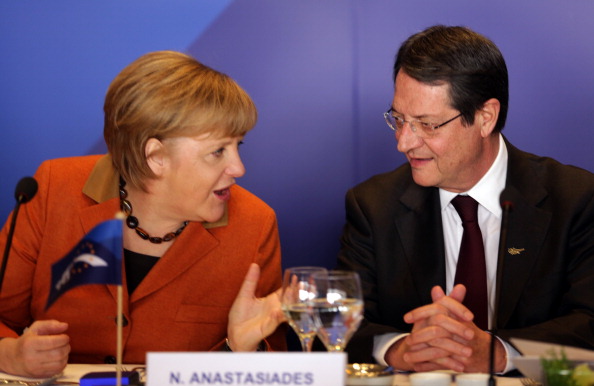 La chancelière allemande Angela Merkel (à gauche) s'entretient avec Nicos Anastasiades, président du Rassemblement démocratique de Chypre. PATRICK BAZ / AFP / Getty Images.
