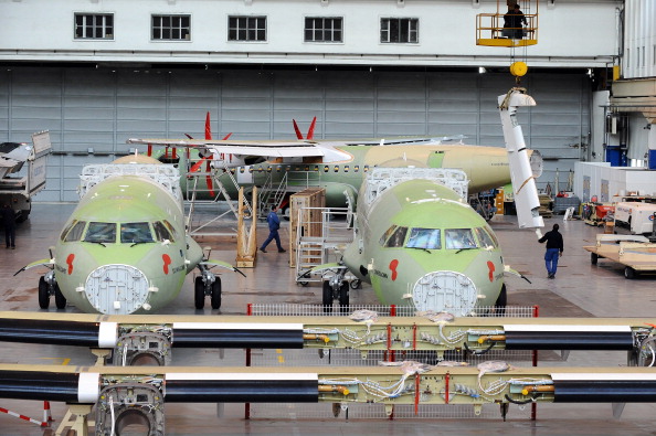 Les salariés du constructeur aéronautique franco-italien ATR travaillent sur une chaîne de montage à l'usine de Toulouse. REMY GABALDA / AFP / Getty Images.