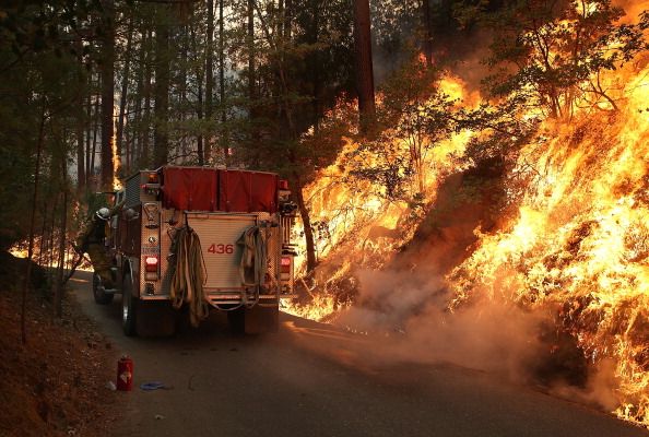 Le feu déclaré dans le parc national de Yosemite en Californie a continué sa progression au cours du week-end. Le feu baptisé Ferguson a détruit un peu plus de 13.600 hectares, selon le dernier bilan diffusé lundi matin. Photo par Justin Sullivan / Getty Images.