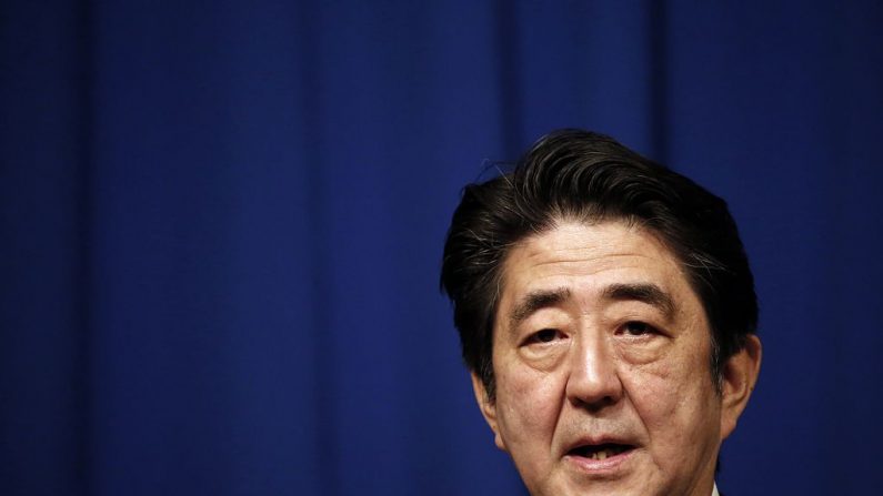 Le Premier ministre japonais Shinzo Abe s'exprime lors d'une conférence de presse, exigeant que le groupe État islamique libère immédiatement deux otages japonais indemnes après que les djihadistes ont signalé une menace vidéo pour les tuer. Photo THOMAS COEX / AFP / Getty Images.